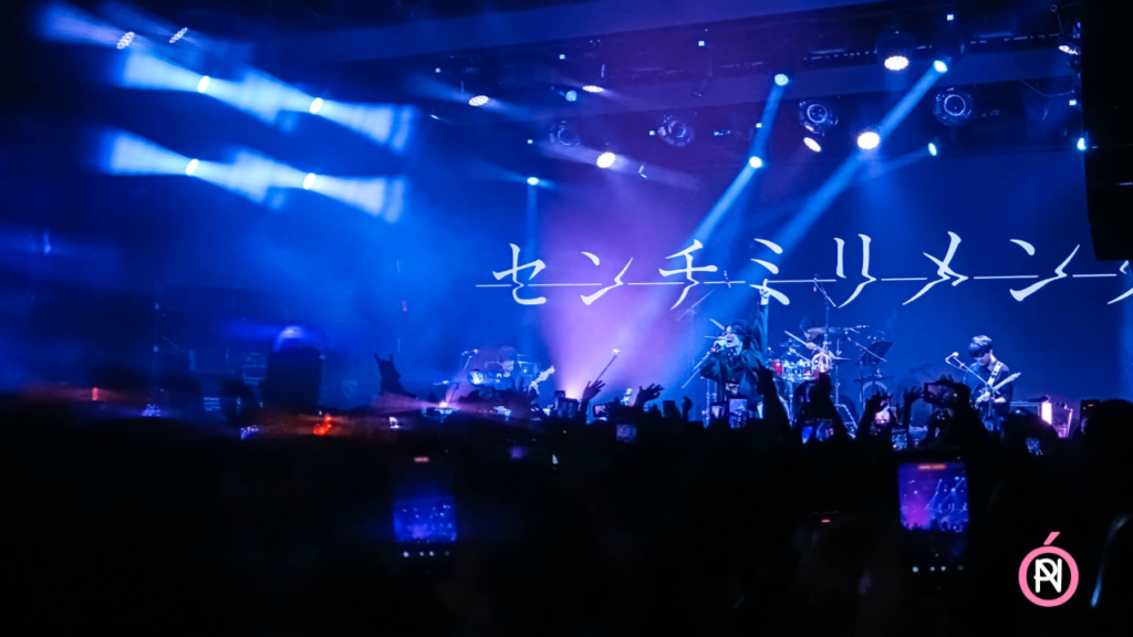 Centimillimental desborda emociones en su primer concierto en México