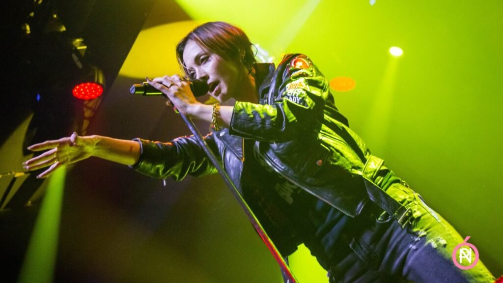 Anna Tsuchiya inundó su primer concierto en México con un mar de rosas